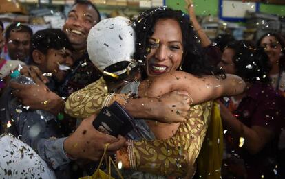 Dos activistas LGTBI celebran la decisión del Tribunal Supremo de legalizar las relaciones homosexuales en Bombay (India).