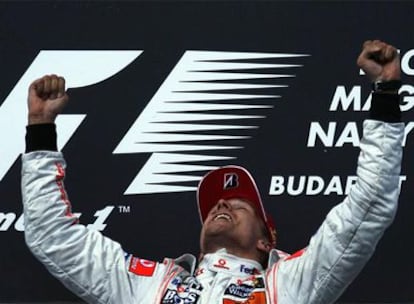 Heikki Kovalainen celebra su victoria en el podio de Hungaroring.
