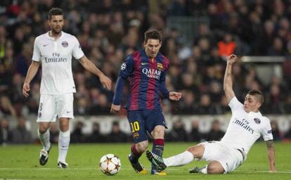 Messi, ante Verrati y Motta, del PSG.