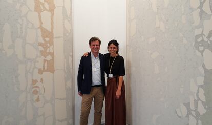 El galerista Juan Silió y la artista Irene Grau, junto a la obra '3 mm', en la feria de arte contemporáneo Arco en Lisboa el jueves.