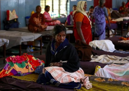 Una mujer india enferma de cáncer descansa en el Instituto Oncológico Kidwai, durante la celebración, este lunes, del Día Mundial contra el Cáncer, en Bangalore (India). La Organización Mundial de la Salud (OMS) estima que el número de casos de cáncer en el mundo se doblará hasta alcanzar los 21, 4 millones en el año 2030. 