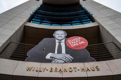 Imagen del candidato del SPD, Olaf Scholz, y de su eslógan de campaña (Scholz se pone a ello) en la sede de los socialdemócratas en Berlín.