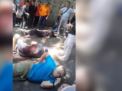 Tres de los heridos permanecían en el suelo, tras el ataque con arma blanca en un parque de la ciudad china de Jilin, este lunes.