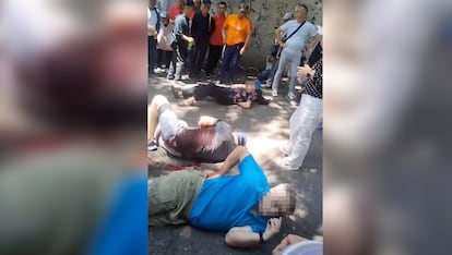 Tres de los heridos permanecían en el suelo, tras el ataque con arma blanca en un parque de la ciudad china de Jilin, este lunes.