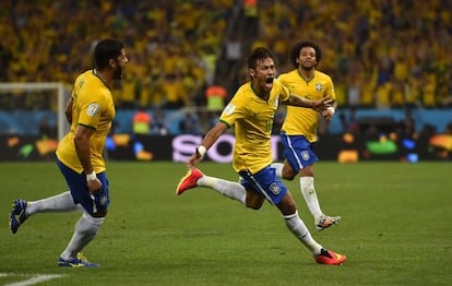 Neymar de Brasil celebracon sus compañeros de equipo el gol del empate.