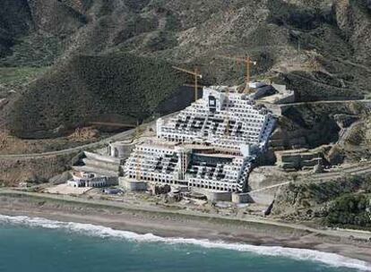 El hotel levantado sobre el arenal del Algarrobico, en el Parque Natural de Cabo de Gata, Almería.