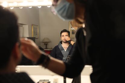 El tenor Xabier Anduaga en su camerino antes de la función.