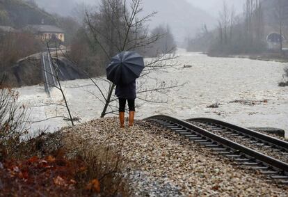 Aspecto que presenta la vía de tren a su paso por Serrapio-Cabañaquinta, en el concejo de Aller (Asturias), a causa del temporal de lluvias registrado en los últimos días en Asturias y que ha obligado a Adif a suspender el servicio de ancho métrico a causa de las numerosas incidencias que se han registrado en la red. 