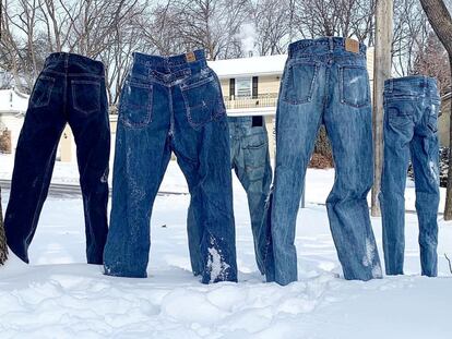 Pantalones congelados se mantienen tiesos sobre la nieve en Saint Anthony, Minnesota, EE.UU, el 30 de enero de 2019. 