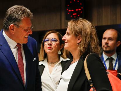 El vicepresidente de la Comisión Europea, Maros Sefcovic, habla con la vicepresidenta tercera del Gobierno español, Teresa Ribera.