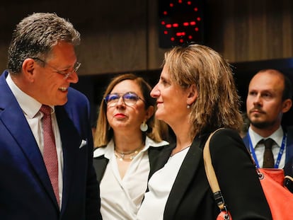 El vicepresidente de la Comisión Europea, Maros Sefcovic, habla con la vicepresidenta tercera del Gobierno español, Teresa Ribera.