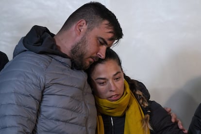 Los padres del niño Julen Rosell, durante la vigilia celebrada la noche en la que se halló el cadáver del menor, el 13 de enero de 2019, en Totalán (Málaga).