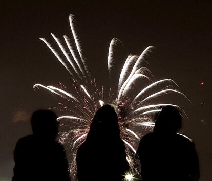 Fuegos artificiales en el Liberty Memorial en Kansas (EE UU).