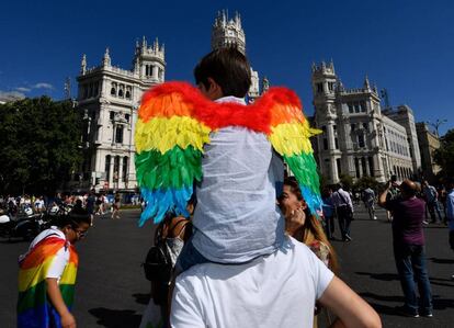 Criança participa da celebração do desfile do Orgulho Gay em Madri.