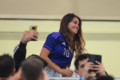 Antonela Rocuzzo, esposa de Messi, en la grada del estadio Ahmad Bin Ali de Doha. 
