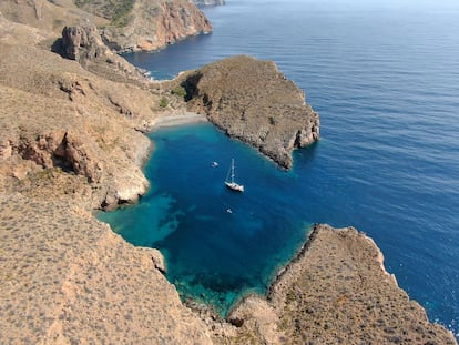Cala Cerrada es una playa natural del cabo Tiñoso en Cartagena (Región de Murcia).