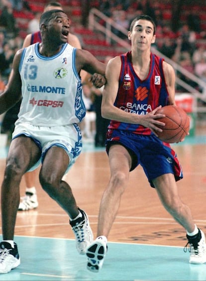 Juan Carlos Navarro pretege el balón ante la presencia de Jimmy Oliver, 13 del Ciudad de Huelva, durante el partido de basket de la Liga ACB en el Palau Blaugrana, el 19 de marzo de 1998.
