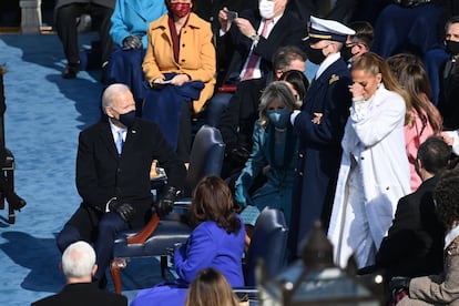 La cantante Jennifer López llega vestida de blanco para interpretar 'This Land is Your Land' en la ceremonia de investidura.