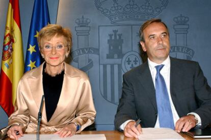 La vicepresidenta del Gobierno, María Teresa Fernández de la Vega, y el ministro del Interior, José Antonio Alonso, en la conferencia de prensa posterior al Consejo de Ministros.