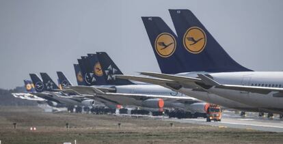 Aviones de Lufthansa alineados en una pista del aeropuerto de Fráncfort. Foto de archivo. 