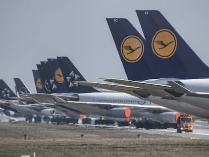 Aviones de Lufthansa alineados en una pista del aeropuerto de Fráncfort. Foto de archivo. 