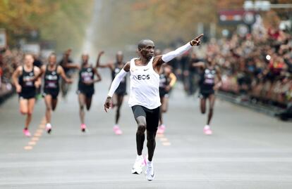 El atleta keniano Eliud Kipchoge, de 34 años, es la primera persona que logra bajar de las dos horas en un maratón. Ha terminado los 42,195 kilómetros en un tiempo de 1h 59m 40s. En la imagen, Kipchoge, antes de cruzar la meta del maratón que ha corrido este sábado en Viena en menos de dos horas.