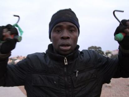 Un inmigrante en la valla de Melilla, este martes.