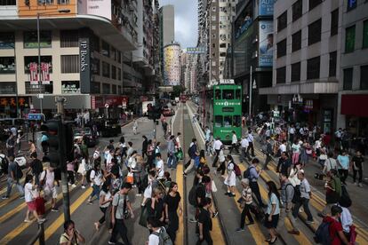 Peatones cruzan una calle en el distrito de Wan Chai, en Hong Kong, el 3 de septiembre de 2019.