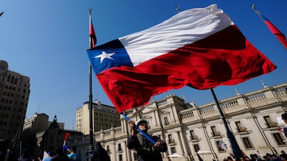 Un trabajador de la empresa chilena de acero Huachipato ondea una bandera frente al palacio presidencial La Moneda para protestar por el cierre inminente de la empresa, en Santiago, el martes 9 de abril de 2024.