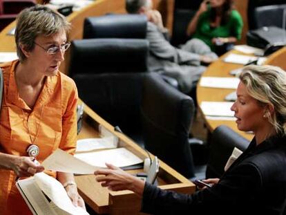 La diputada socialista Consuelo Catalá (izquierda) entrega a Elvira Suances (PP) el texto de reprobación.