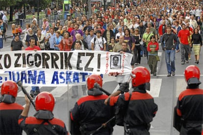 Agentes de la Ertzainta observan la manifestación en favor de Iñaki de Juana Chaos, en San Sebastián.