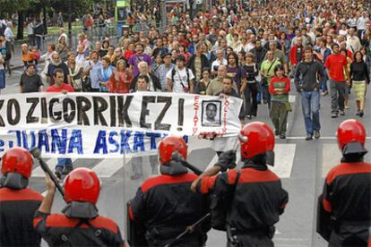 Agentes de la Ertzainta observan la manifestación en favor de Iñaki de Juana Chaos, en San Sebastián.