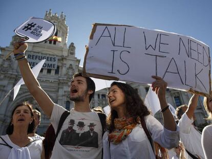 Manifestantes a favor del di&aacute;logo se han concentrado frente a la Ayuntamiento de Madrid el pasado 7 de octubre. 