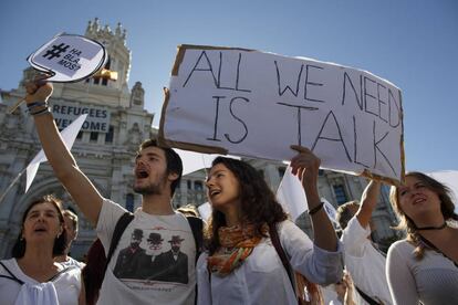 Manifestantes a favor del di&aacute;logo se han concentrado frente a la Ayuntamiento de Madrid el pasado 7 de octubre. 