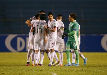 Los jugadores de la selección mexicana celebran el triunfo en San Pedro Sula, en Honduras.