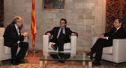 Artur Mas, entre el gobernador del Banco de España (izquierda) y el presidente del BCE.