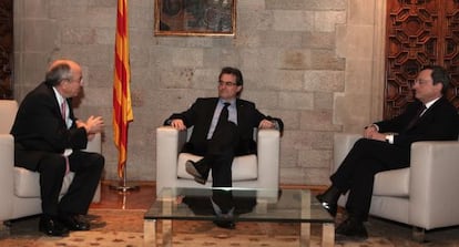 Artur Mas, entre el gobernador del Banco de Espa&ntilde;a (izquierda) y el presidente del BCE.