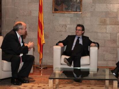 Artur Mas, entre el gobernador del Banco de Espa&ntilde;a (izquierda) y el presidente del BCE.