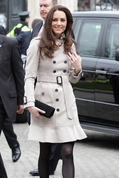 Esta gabardina con volantes en el bajo, de Burberry Primavera/Verano 2011, se la puso Kate Middleton el pasado marzo para un acto en Belfast y se agotó a las pocas horas en varias tiendas de la marca. ¿Su precio? 750 € aprox.