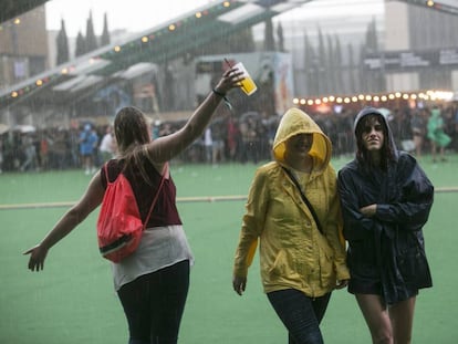 Asistentes bajo la lluvia esta tarde en el Sónar.