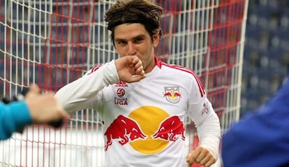 Jonathan Soriano celebra un gol con el Salzburg.