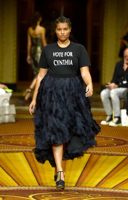 Desfile de Christian Siriano hace unos días con camiseta que pedía el voto para Nixon.