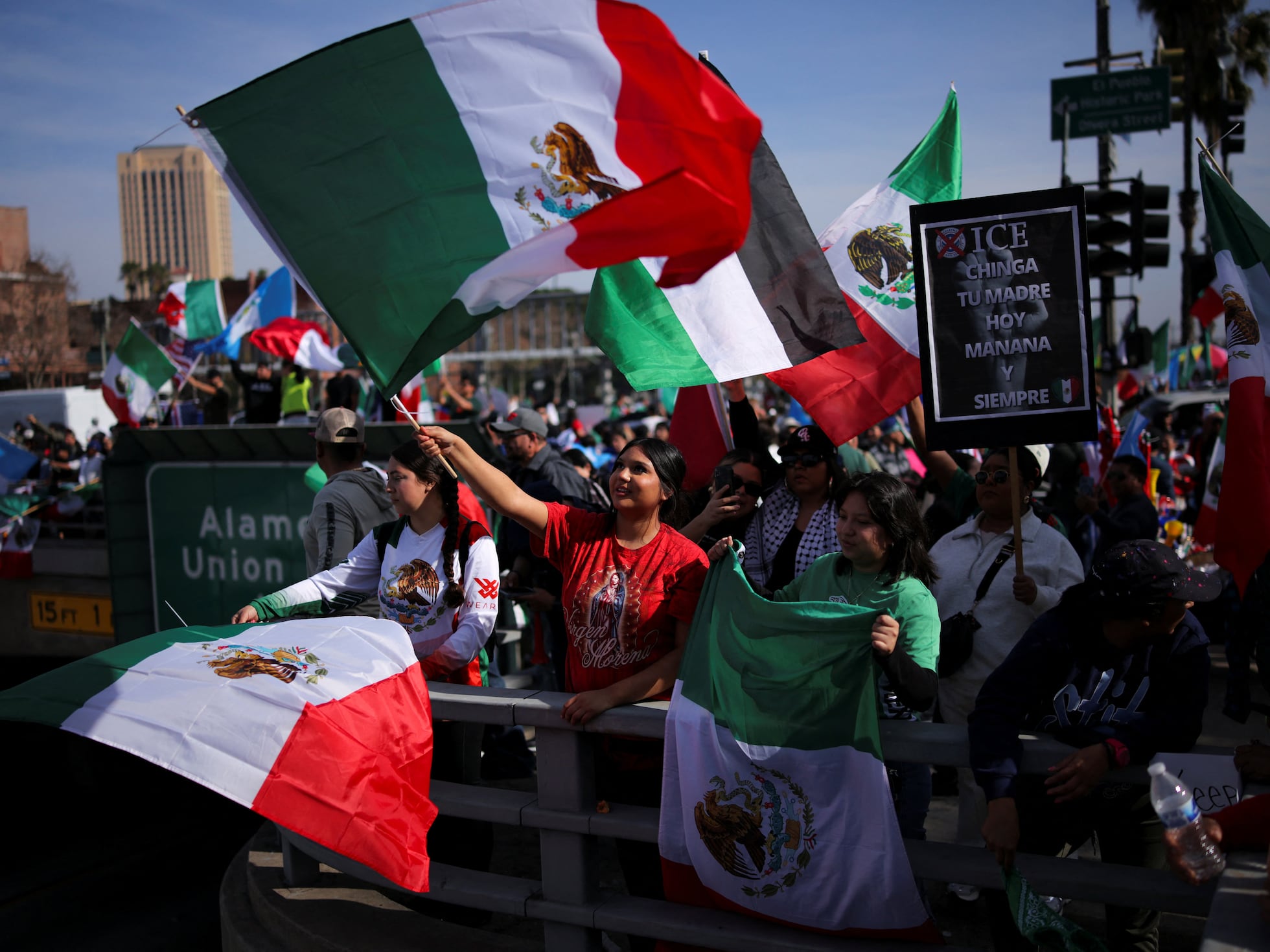 La ofensiva de Trump contra los migrantes calienta las calles de Estados Unidos | EL PAÍS US
