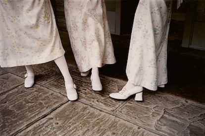 Imagen tomada por Corinne Day e incluida en 'The Virgin Suicides' (MACK, 2025), libro publicado con motivo del 25 aniversario de la película. © Corinne Day Estate.