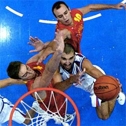 Stojakovic ataca el aro ante la oposición de Gasol y Jiménez.
