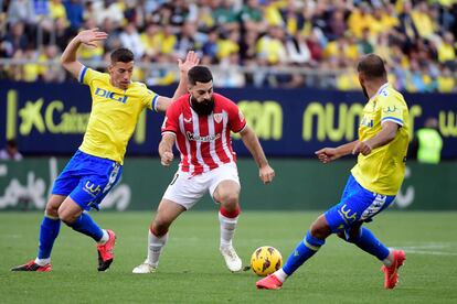 Villalibre conduce el balón ante dos jugadores del Cádiz CF.