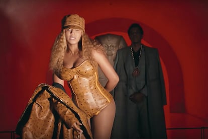 En este momento se produce la coreografía más viral de la cinta. Beyoncé envuelta en un corpiño con accesorios a juego de MCM se mueve frenéticamente y hasta se acaba quitando la gorra y la gabardina. Las botas son de Y/Project. A su lado, el rapero la acompaña en un segundo plano con traje de Alexander McQueen. Detrás de ellos, la Gran Esfinge de Tanis.