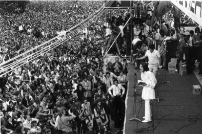 Mick Jagger lee una dedicatoria a Brian Jones en el concierto de los Rolling Stones en Hyde Park en 1969.