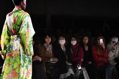 Espectadoras com máscaras durante desfile de moda em Paris, em 26 de fevereiro.