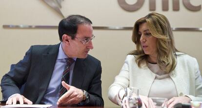 Susana Díaz, y el presidente de la Confederación de Empresarios de Andalucía, Javier González de Lara.